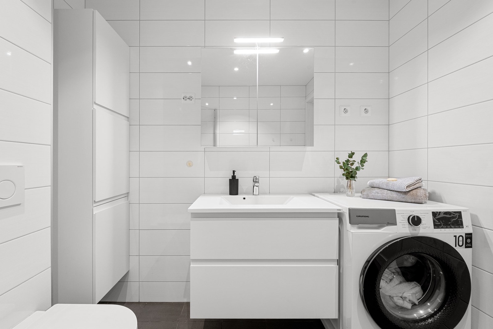 Servantinnredning med skuffer og speilskap gir god oppbevaring på badet Galleribilde