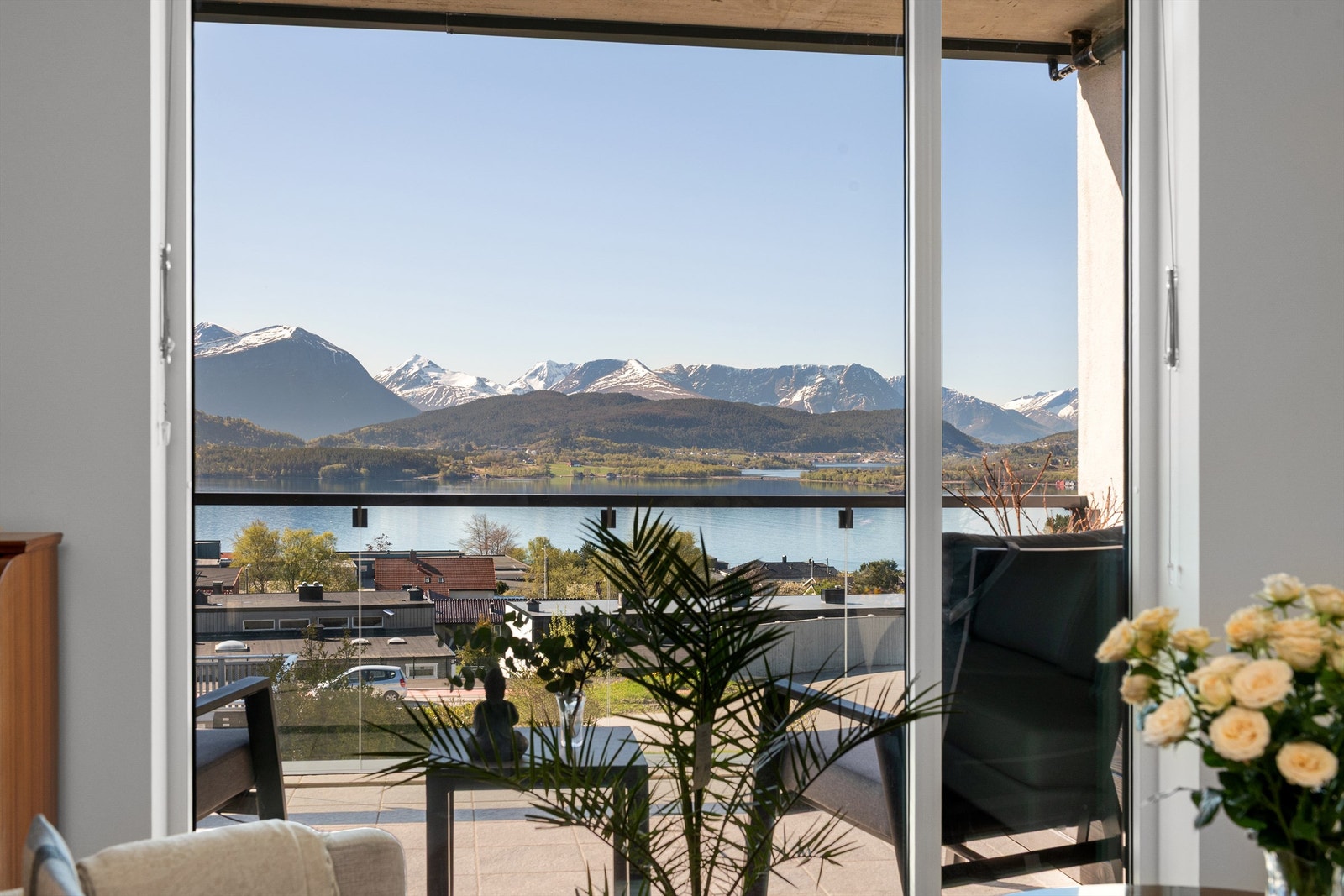 Nyt synet av fjorden og Sunnmørsalpane fra din egen stue Galleribilde