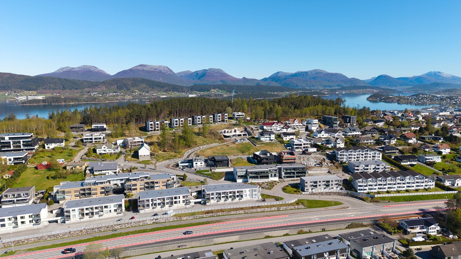 Det er gangavstand til flotte turmuligheter langs Fjordstien og på Åsemulen Galleribilde