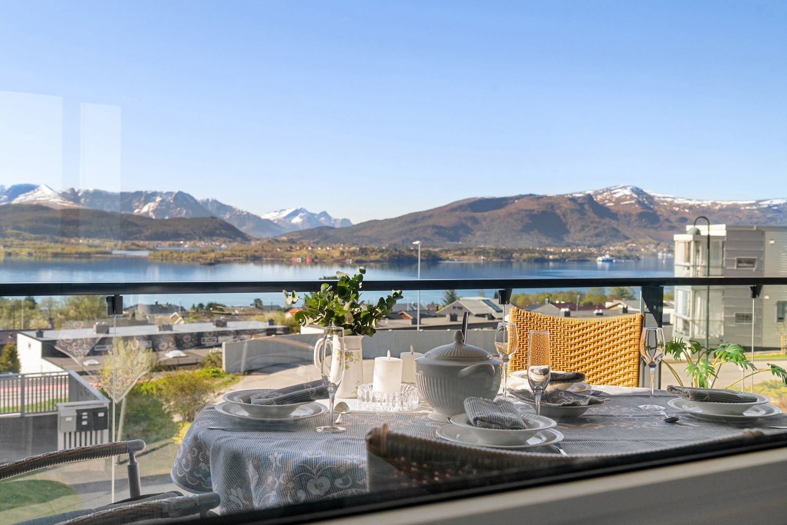 Utsikten over fjorden danner en flott ramme rundt måltidene utendørs Galleribilde