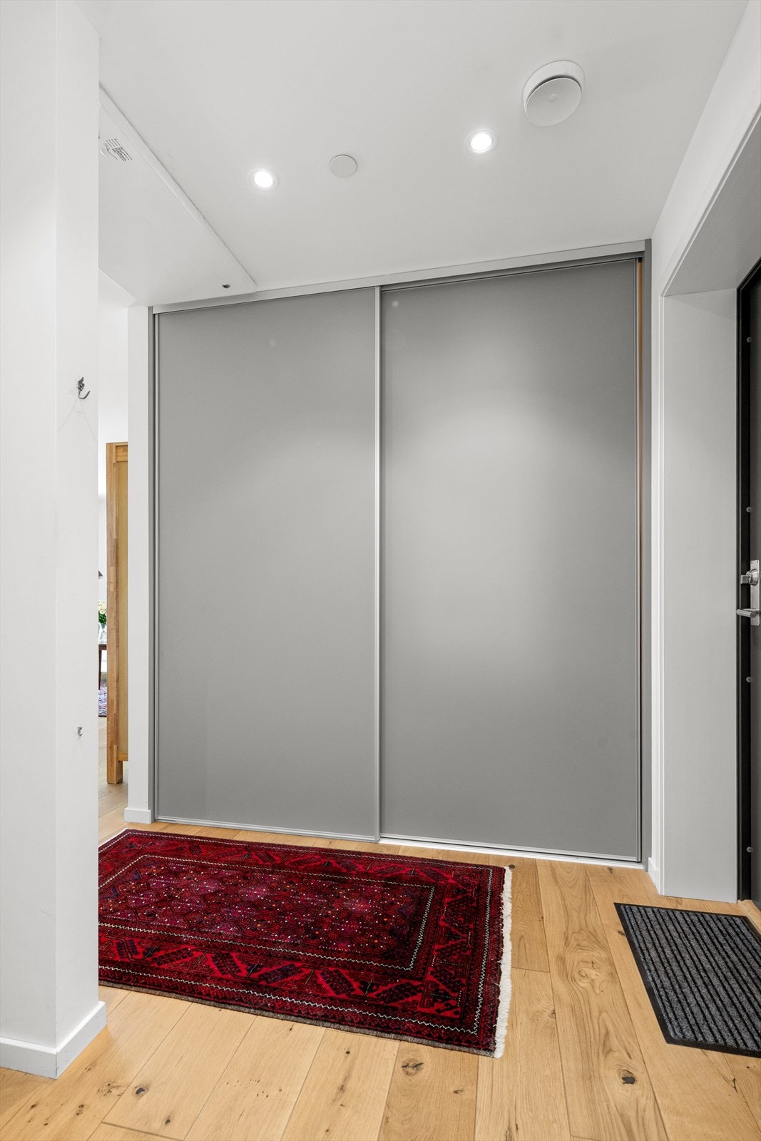 En stor skyvedørsgarderobe i gangen gir ytterligere lagringsplass Galleribilde