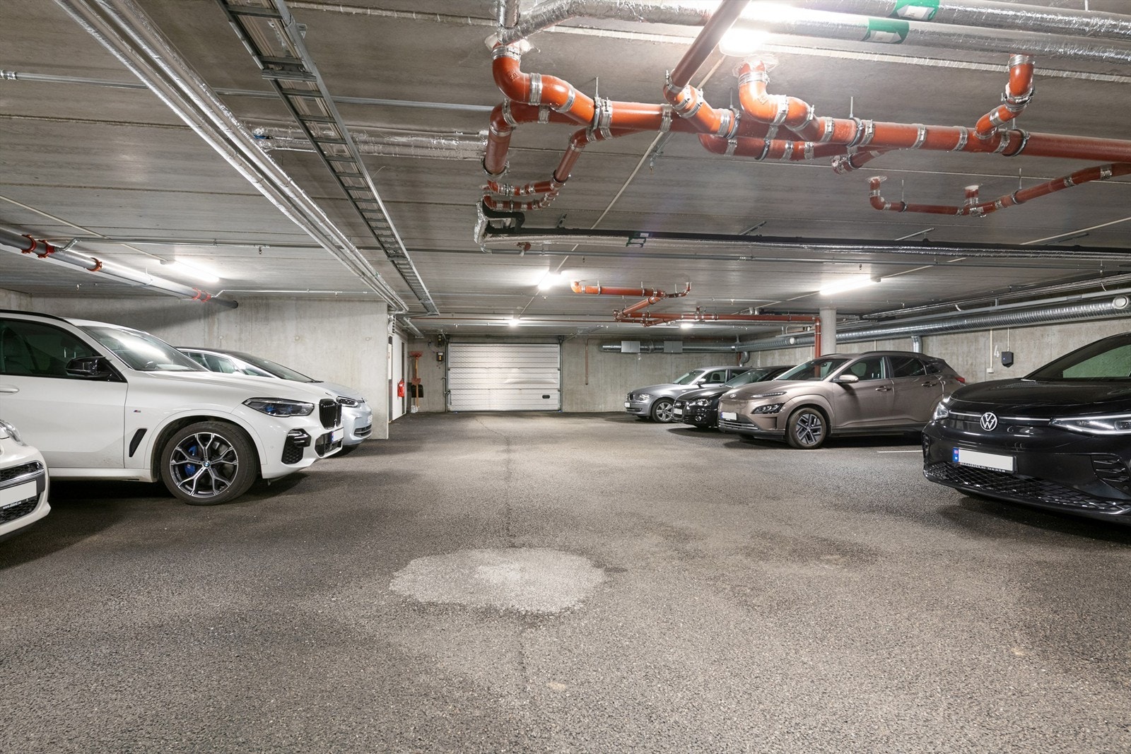 Leiligheten disponerer en egen parkeringsplass og en bod på 6 kvm i felles garasjeanlegg. Det er montert ladepunkt for elbil Galleribilde