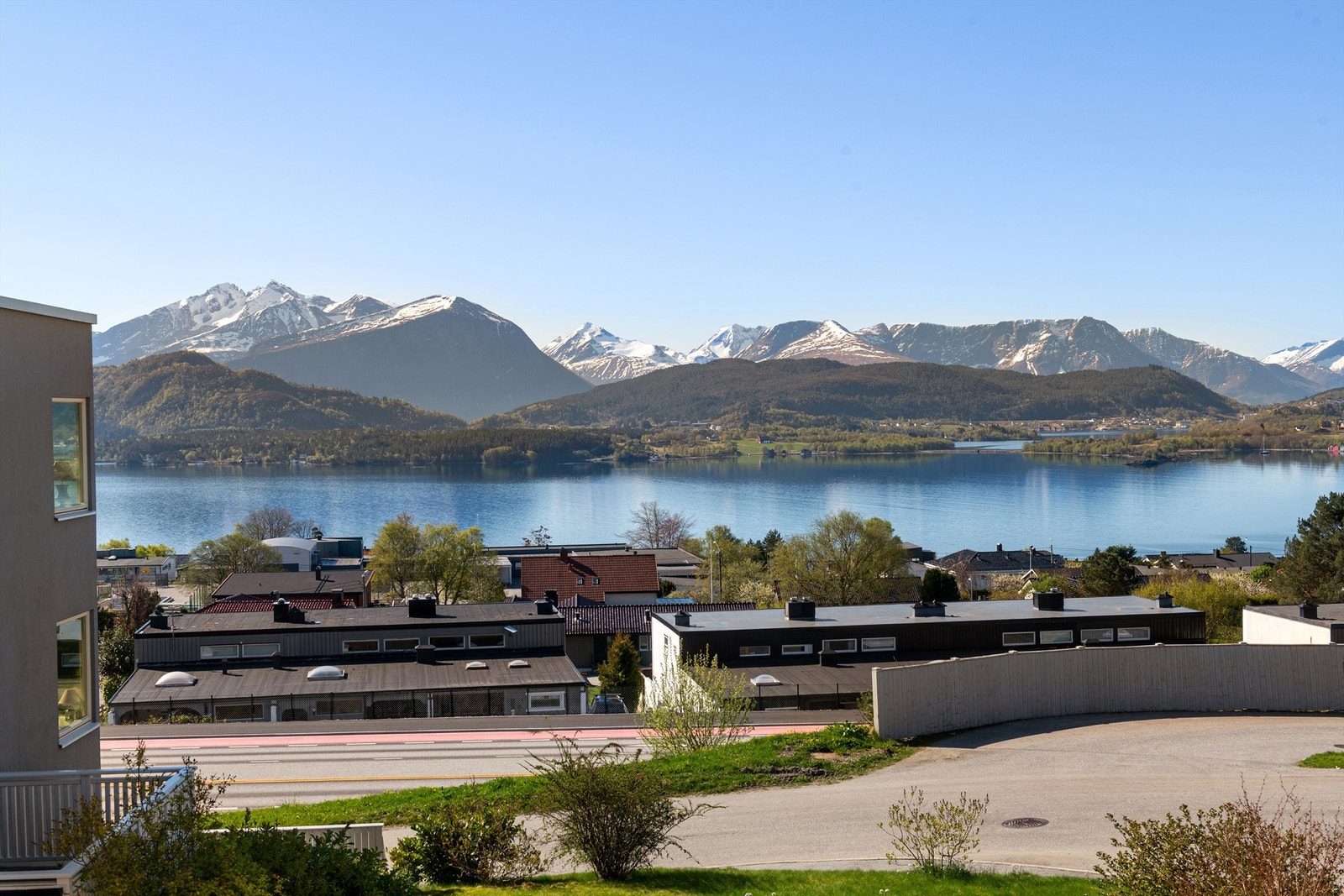 Fra leiligheten er det en vidstrakt utsikt over Borgundfjorden og Sunnmørsfjella
Foto: Stian Wiik Galleribilde