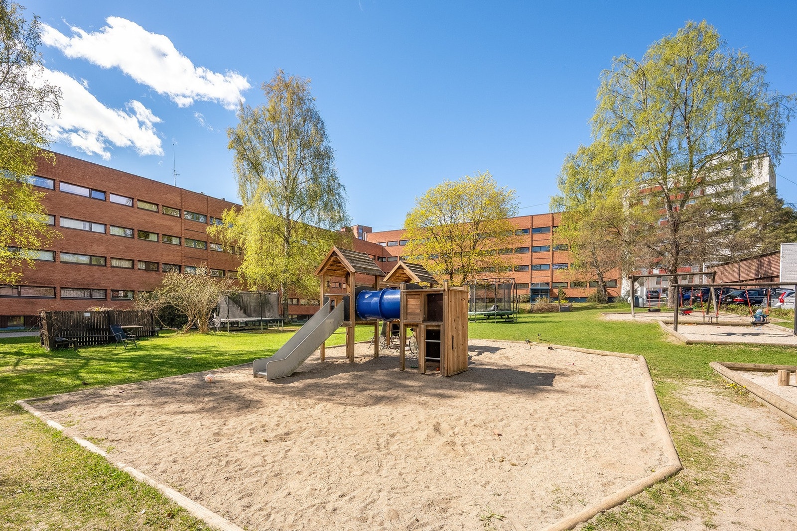 Sameiet har et skjermet og meget barnevennlig indre tun med store plenarealer, sittegrupper, grill og lekeplasser. Galleribilde
