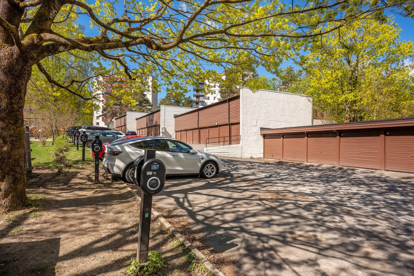 I bakgården er det 18 felles biloppstillingsplasser der det er etablert ladepunkt for el-bil. Galleribilde