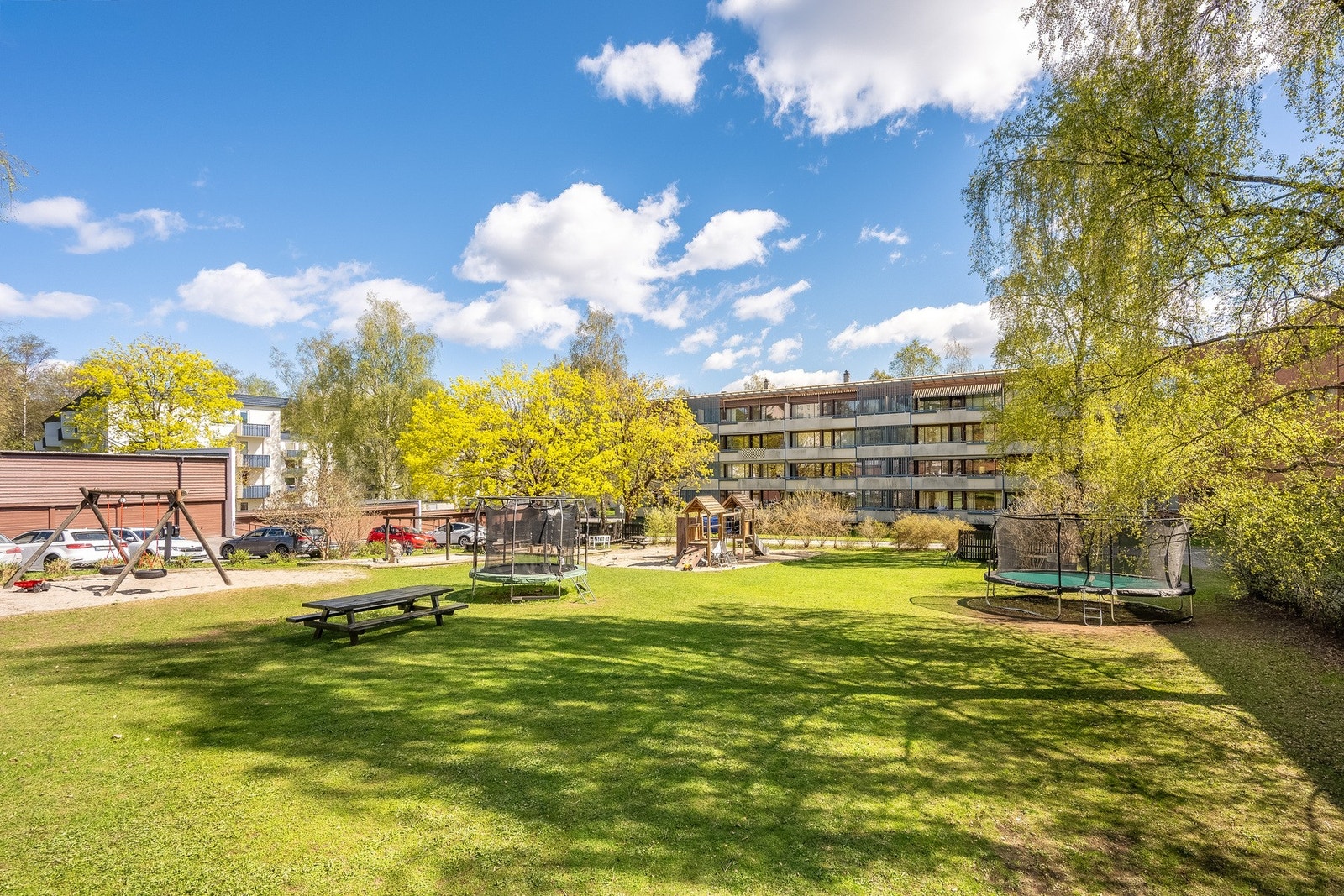 Flotte sandkasser og lekeapparater for de yngste, samt trampoline for de større barna. Galleribilde