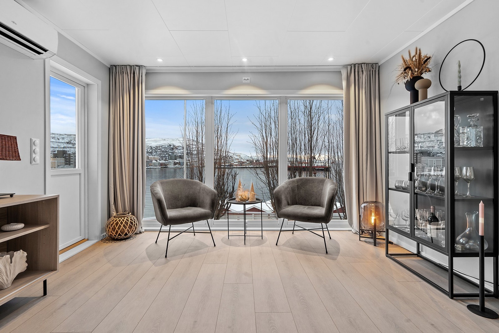 Rommet er lett å møblere med plass til flere sittegrupper. Galleribilde