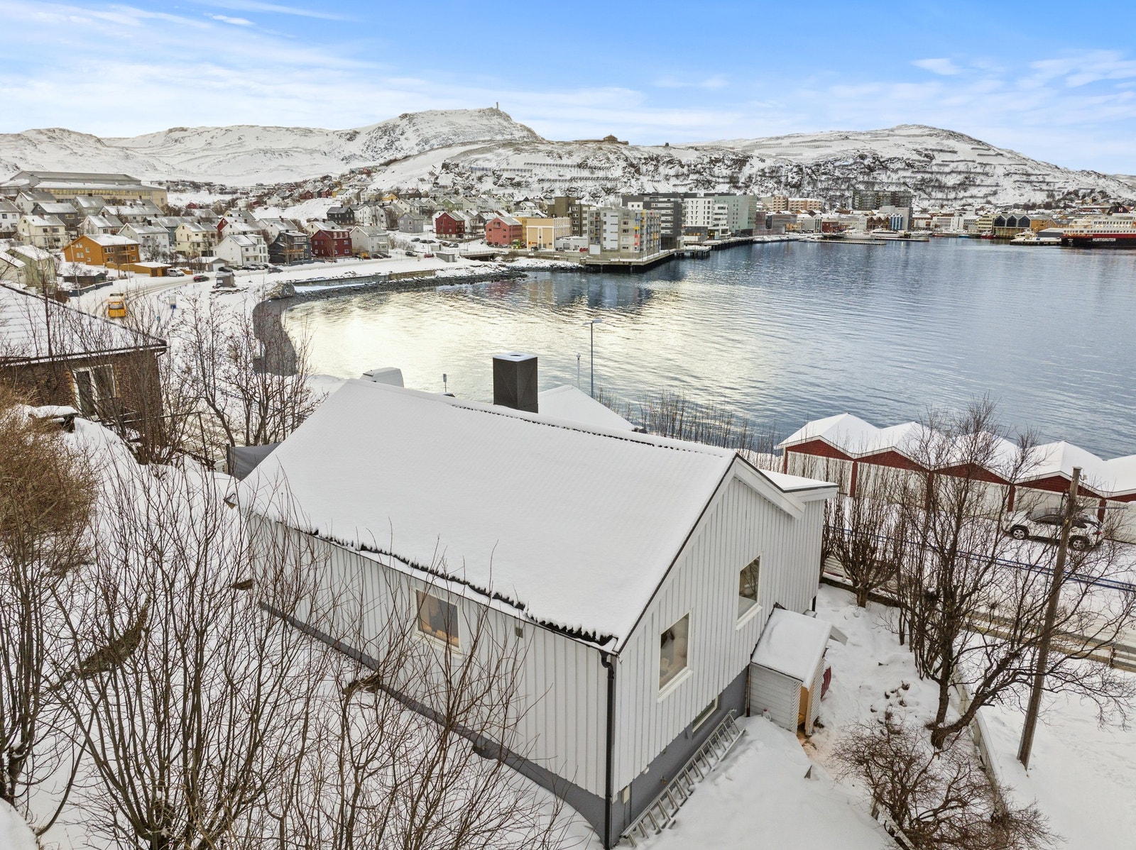 Her bor du med umiddelbar nærhet til sjøen og gangavstand til sentrum. Galleribilde