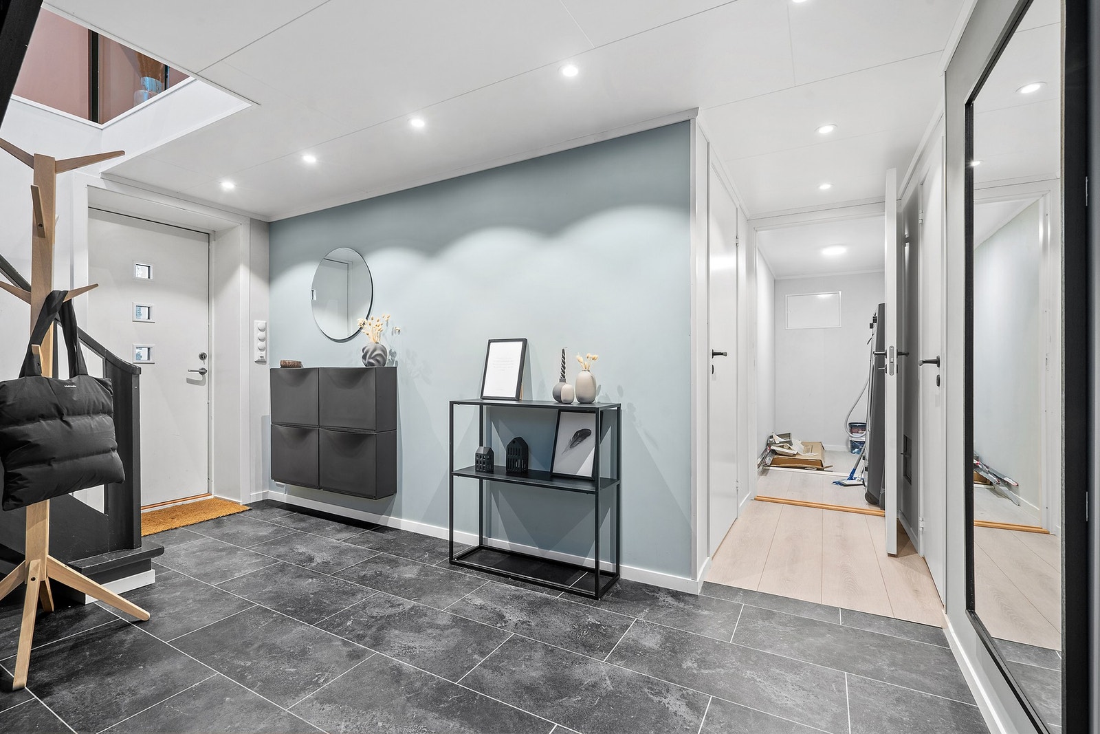 En romslig entré ønsker velkommen med flott gulv og downlights i taket. Galleribilde