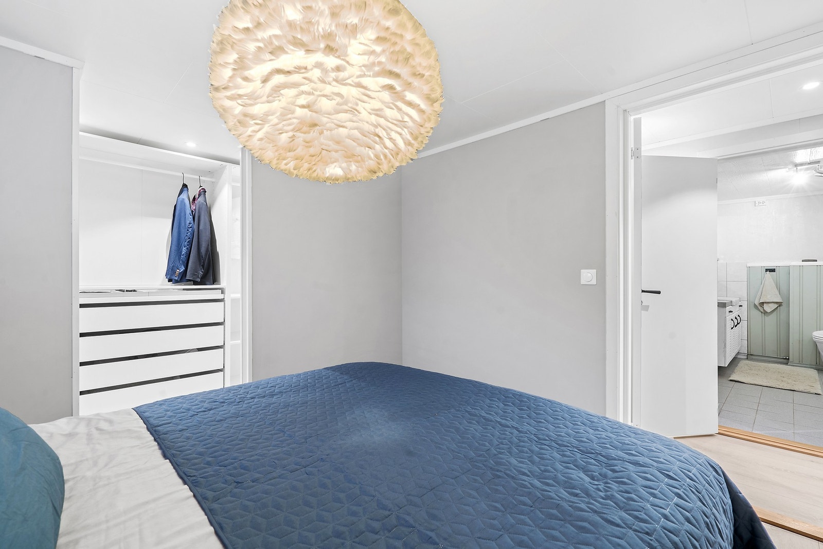 Fra soverommet er det direkte adkomst til et romslig walk-in-closet. Galleribilde