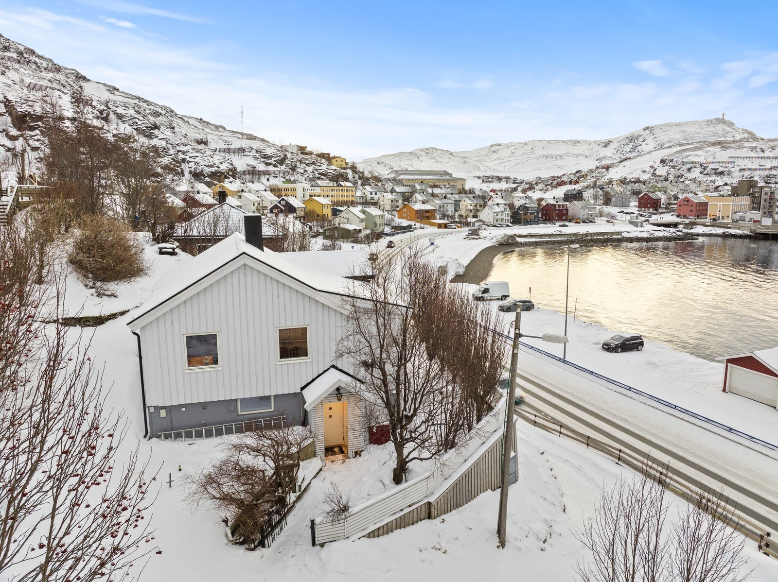 Velkommen til Hamran 1! En vesentlig oppgradert enebolig med en attraktiv beliggenhet ved sjøen i Hammerfest. Galleribilde