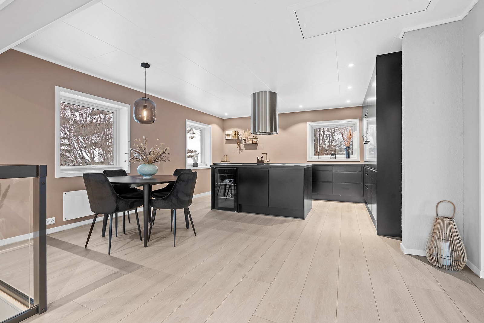 I andre etasje finner du et sosialt og moderne kjøkken i åpen løsning med spisestuen. Galleribilde