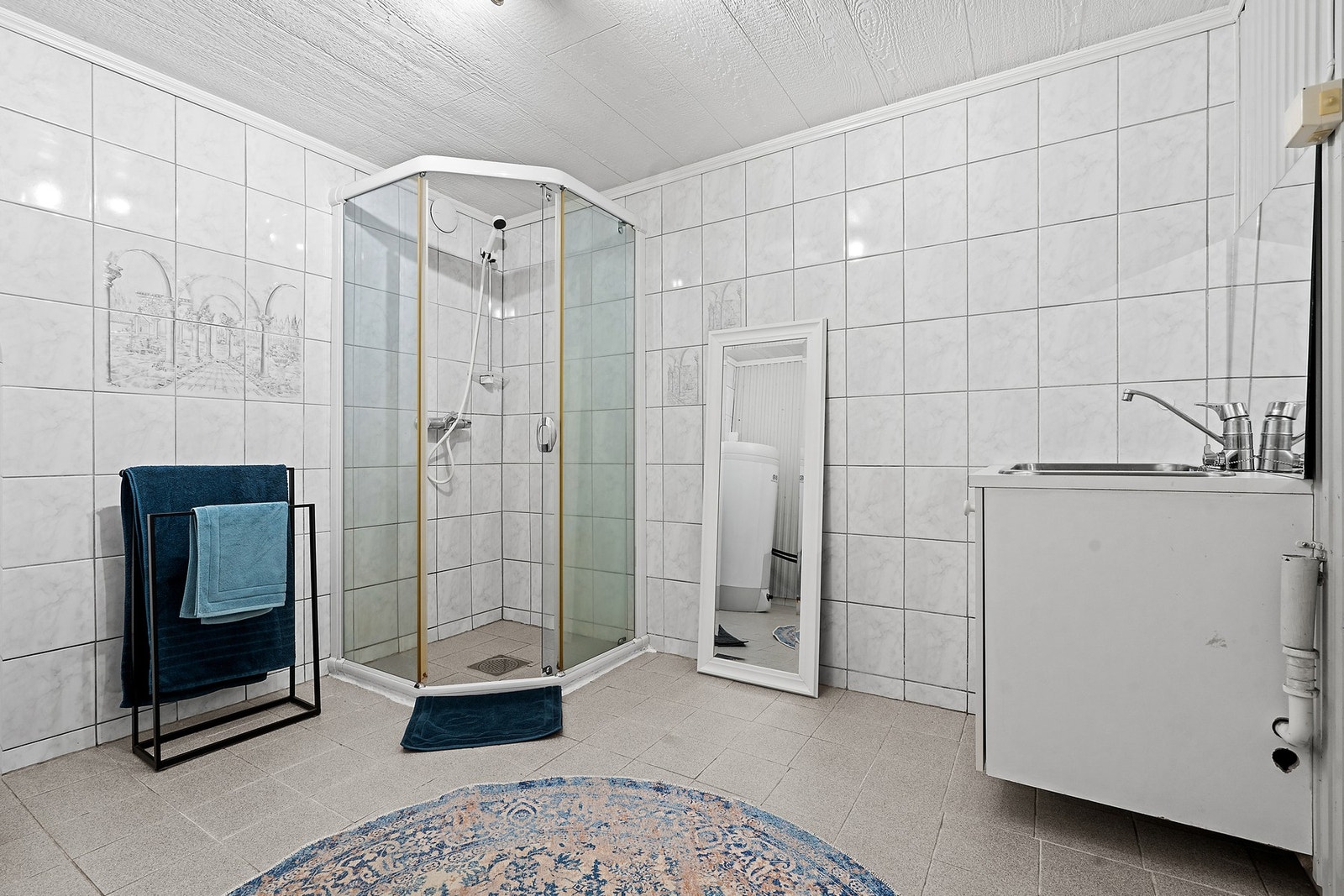 Egen avdeling med dusjhjørne og opplegg for vaskemaskin. Galleribilde