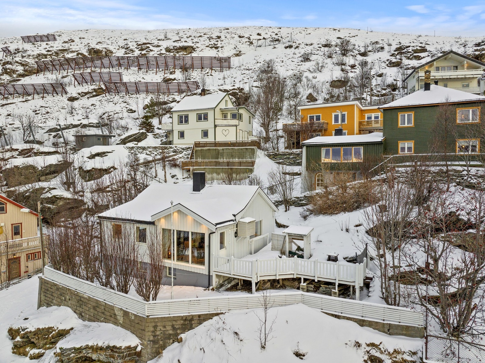 Boligens stue er utvidet med store vindusflater som gir rikelig med lys og en vid utsikt over vannet. Galleribilde