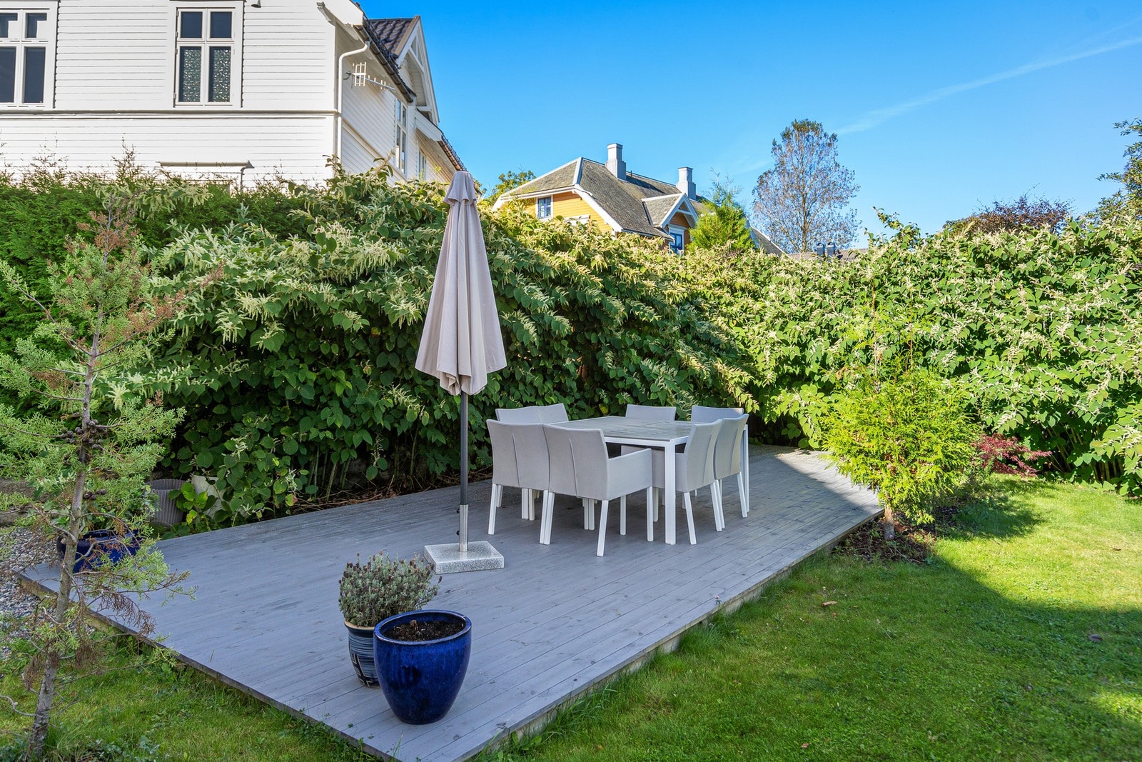 Hyggelig felleshage med uteplass Galleribilde