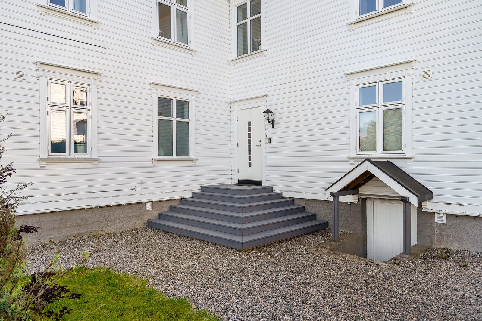 Pent opparbeidet inngangsparti samt nedgang til kjelleren Galleribilde