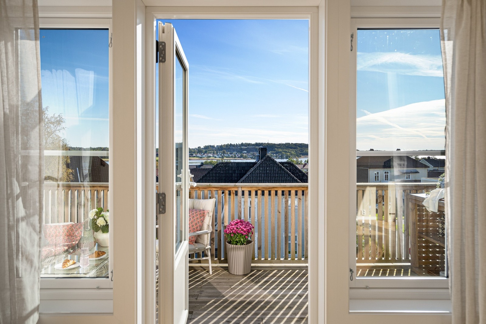 Flott utsyn fra stua og balkongen Galleribilde