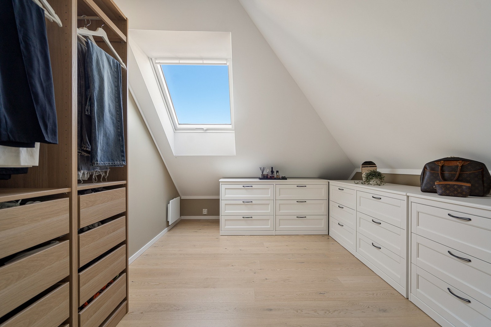 Soverom nr 3 - perfekt kontor, gjesterom eller barnerom. Rommet oppleves som romslig og lyst! Galleribilde