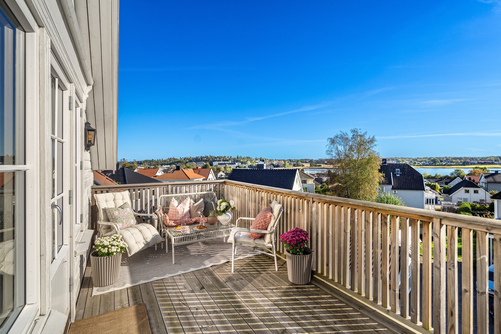 Balkongen er på 12 kvm og har fin plass til en sittegruppe og litt til Galleribilde