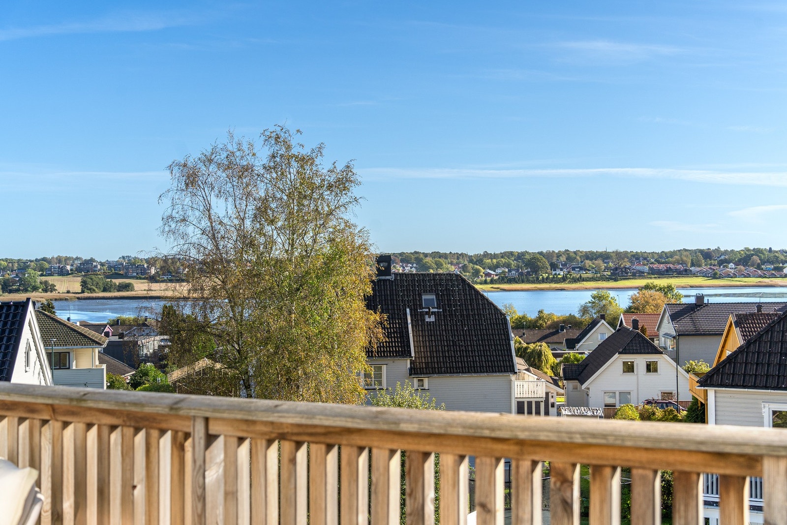 Fin utsikt mot sjøen/Træla fra balkongen Galleribilde