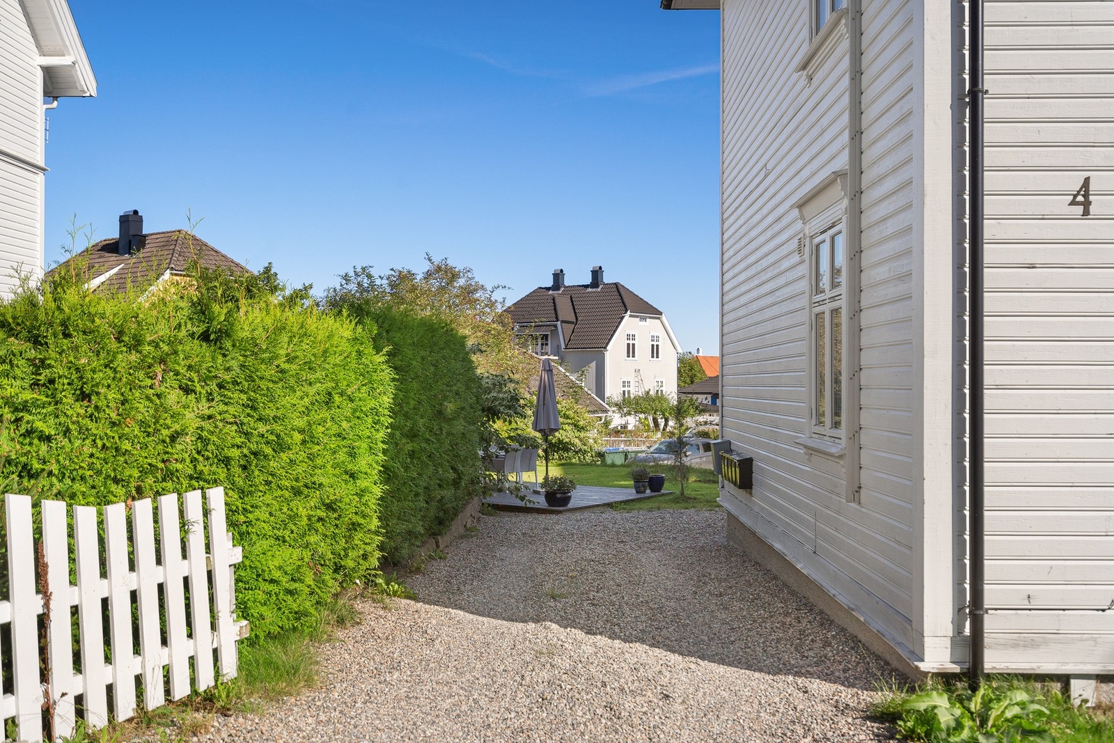 Leilighetens parkering har plass til 2 biler etter hverandre, og oppleves som skjermet og adskilt fra de andre beboerne Galleribilde