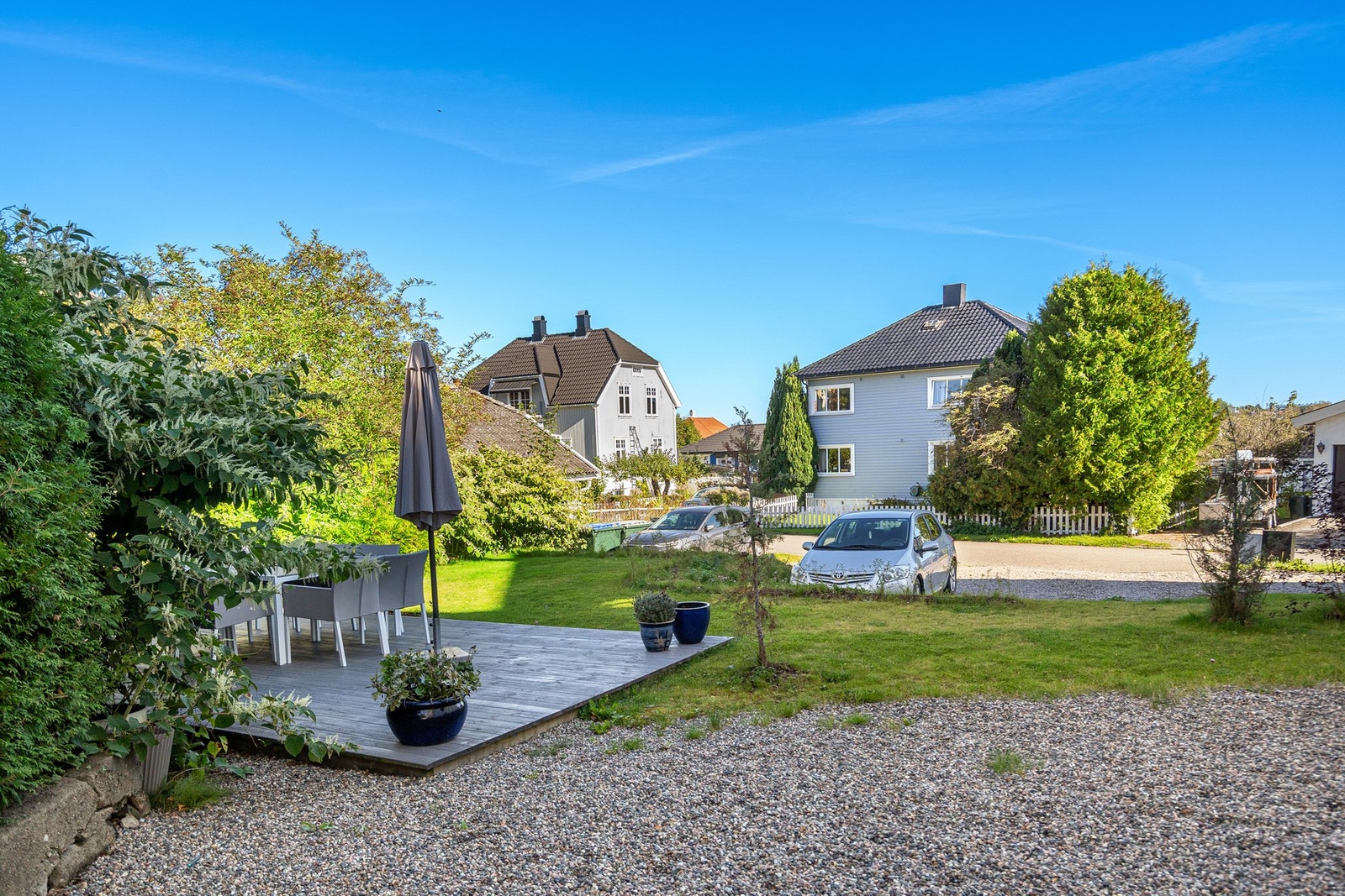 Hyggelig felleshage med uteplass Galleribilde