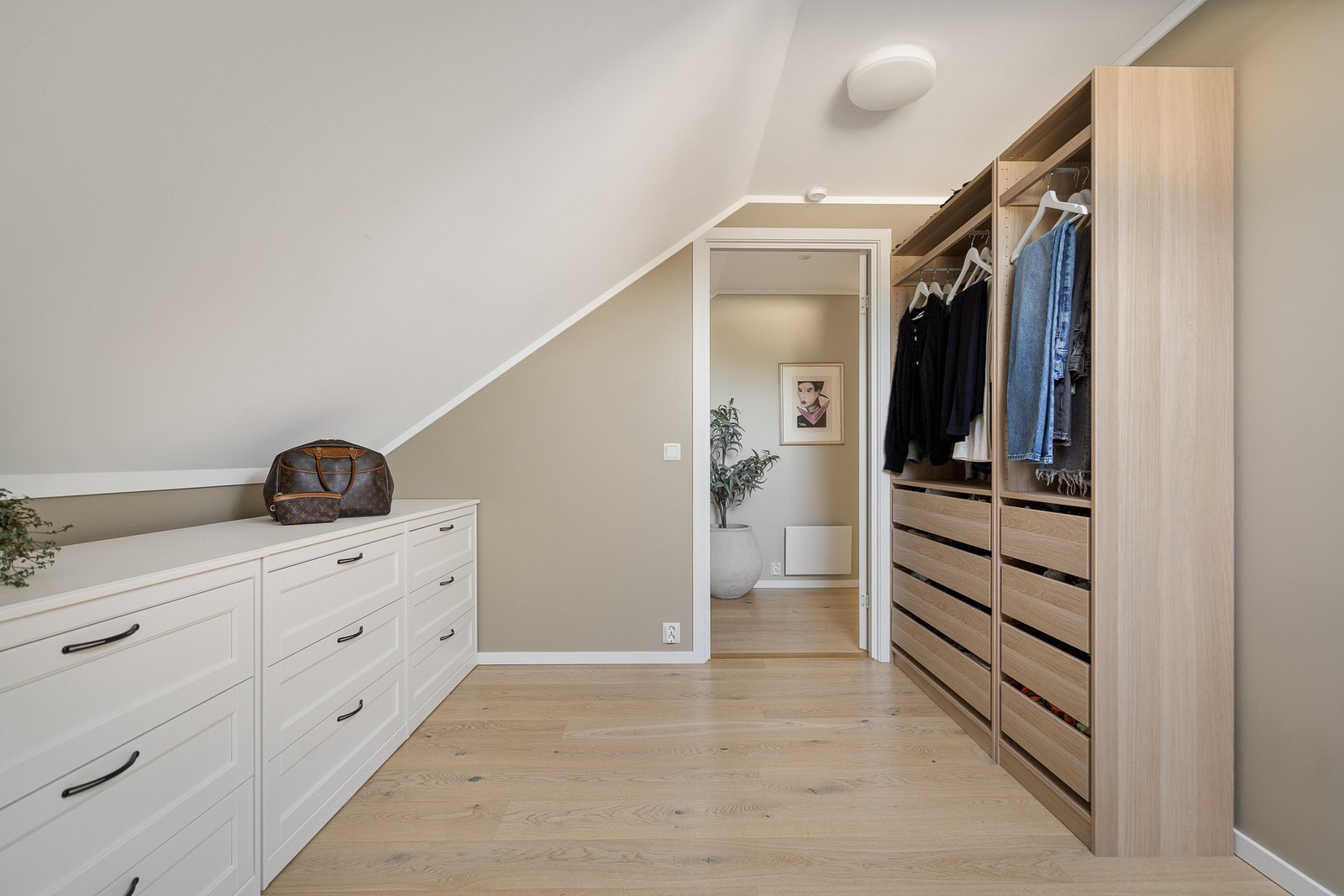 Soverom nr 3 - perfekt kontor, gjesterom eller barnerom. Rommet oppleves som romslig og lyst! Galleribilde