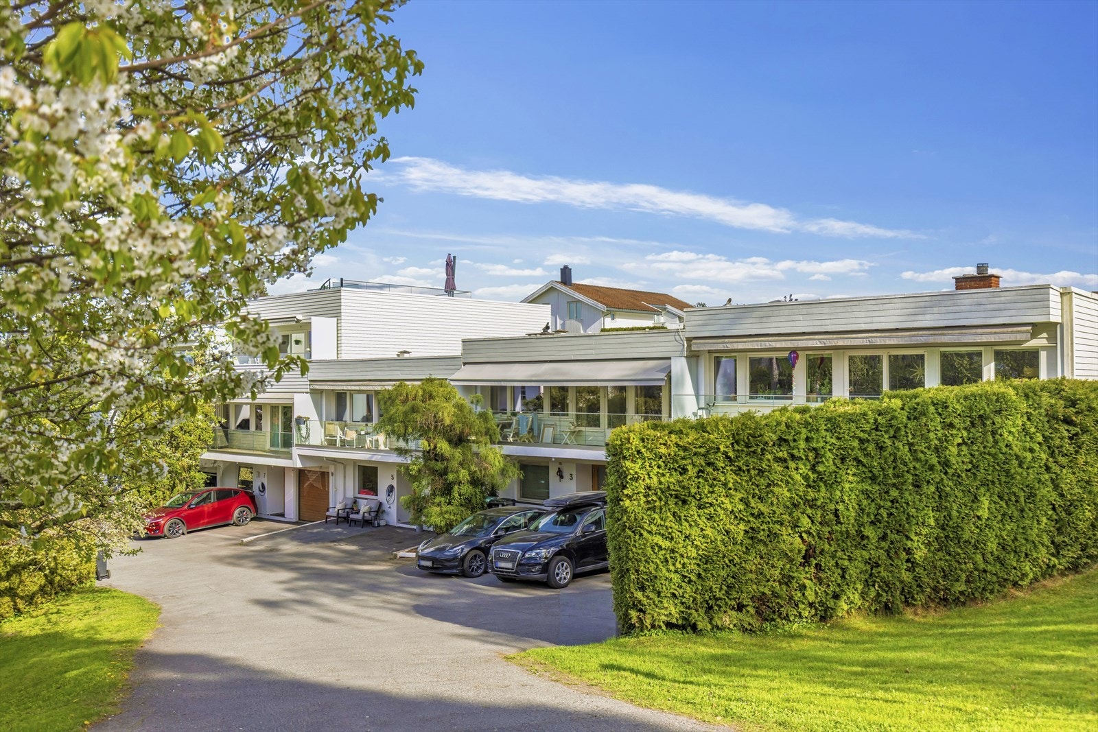 Et betydelig oppgradert rekkehus over to plan, beliggende i en stille blindvei på Snarøya. Galleribilde