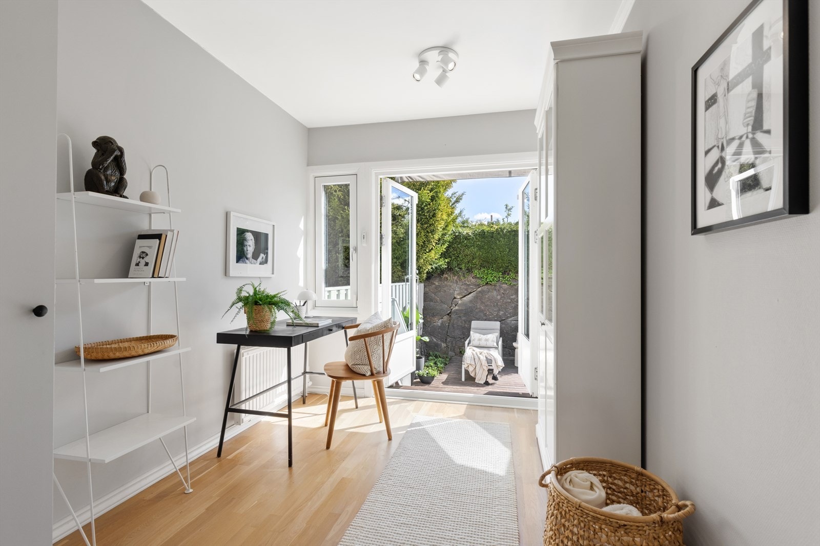 Dette soverommet, her innredet som kontor, har tofløyet dør med direkte utgang til den store terrassen. Galleribilde
