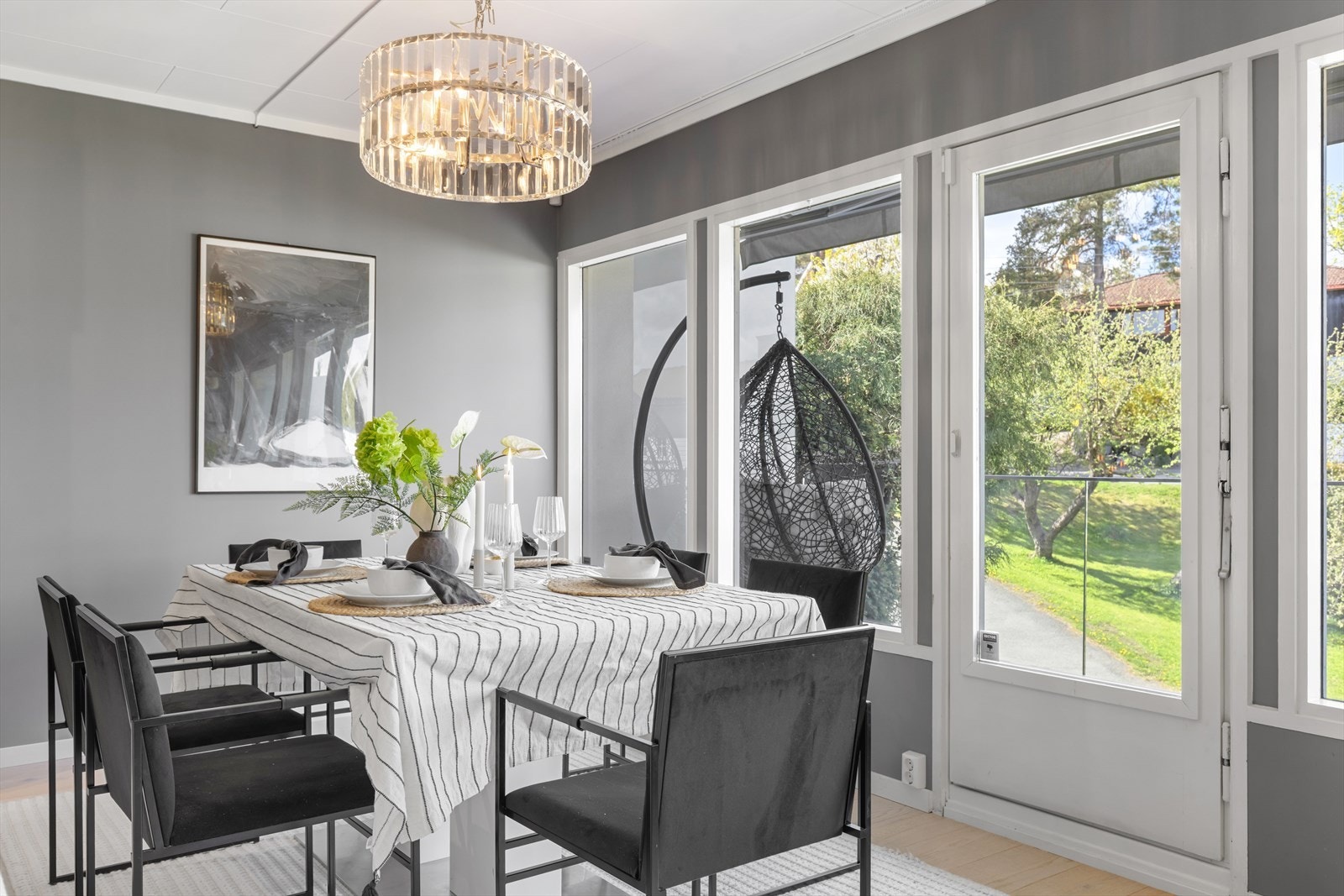 Spisestuen har god plass til langbord og har direkte utgang til den overbygde balkongen. Galleribilde