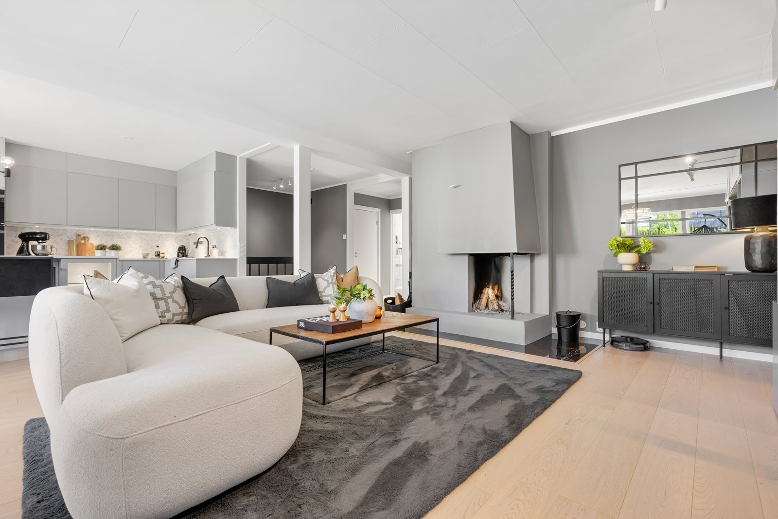 Boligen har gjennomgått en omfattende oppussing og fremstår innbydende og moderne. Galleribilde