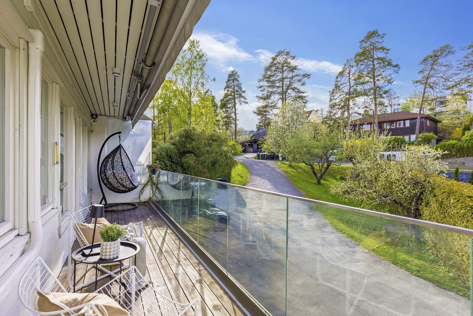 Fra balkongen er det utsyn over det rolige og idylliske nabolaget. Galleribilde