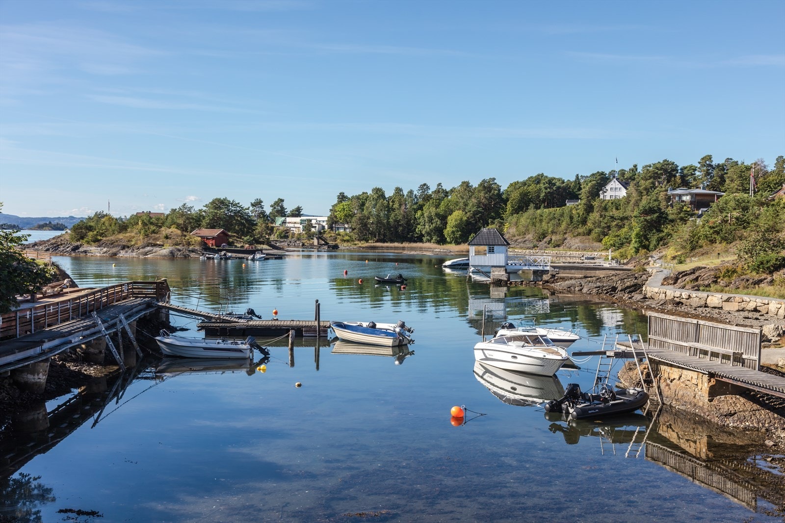 Fra eiendommen er det umiddelbar nærhet til sjøen, med badestrand og kyststier på "Fürst". Galleribilde