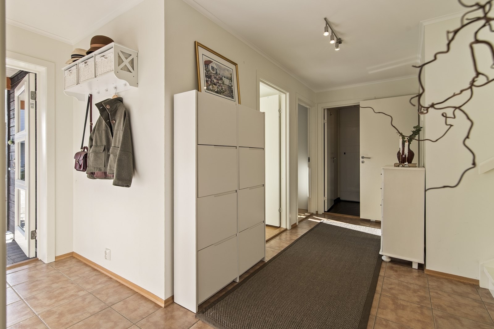 Boligen har meget gode lagringsmuligheter. I 1. etasje er det teknisk rom/bod i tillegg til oppbevaring under trappen. Galleribilde