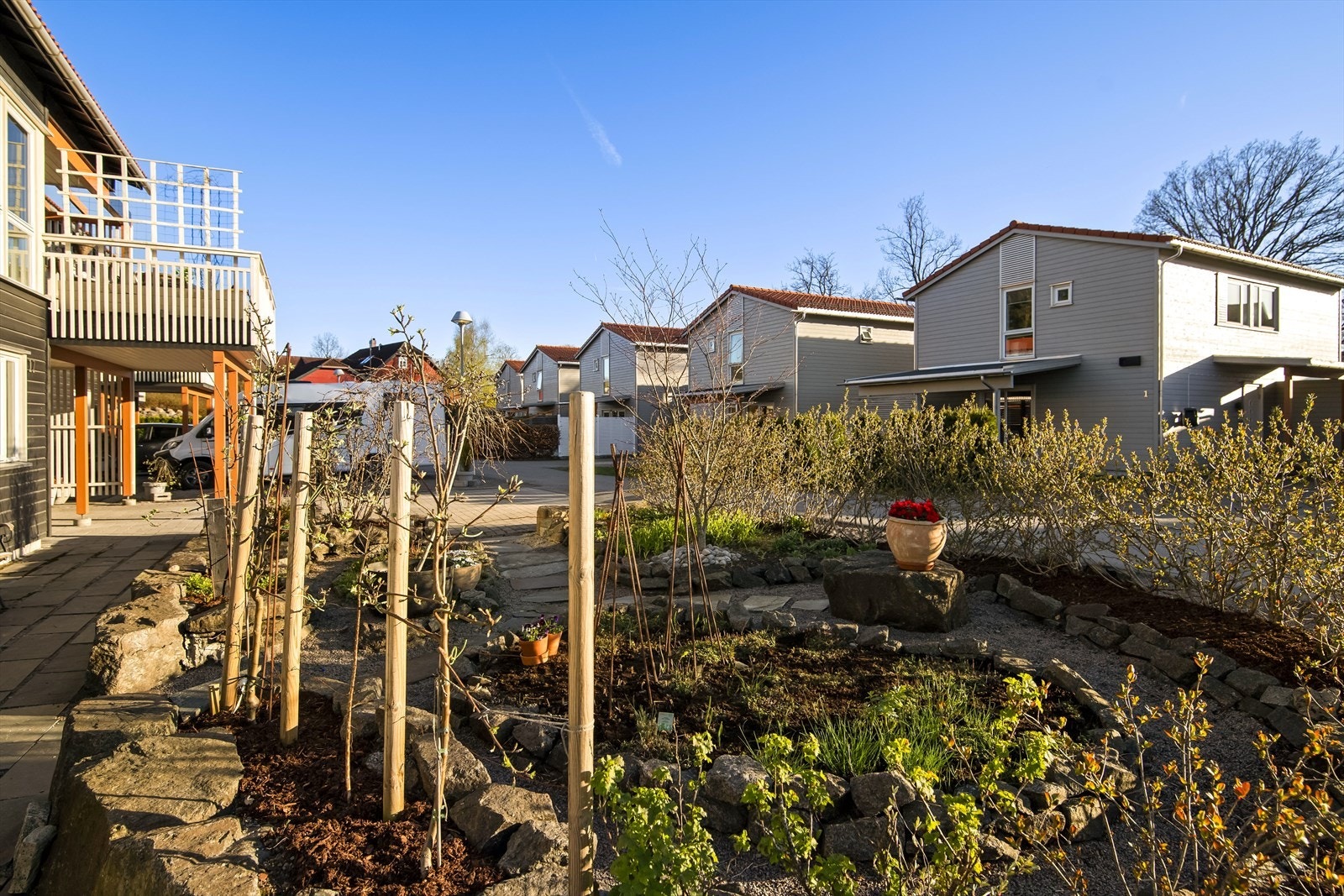 På forsiden av boligen finner man en pent anlagt hage med ulike beplantninger, busker og mindre bed som gir et grønt og innbydende preg. Galleribilde
