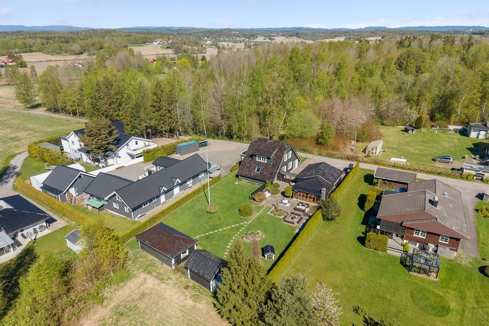 Området er kjent for sine rolige og familievennlige omgivelser, med nærhet til flotte turområder, skog og sjø. Galleribilde