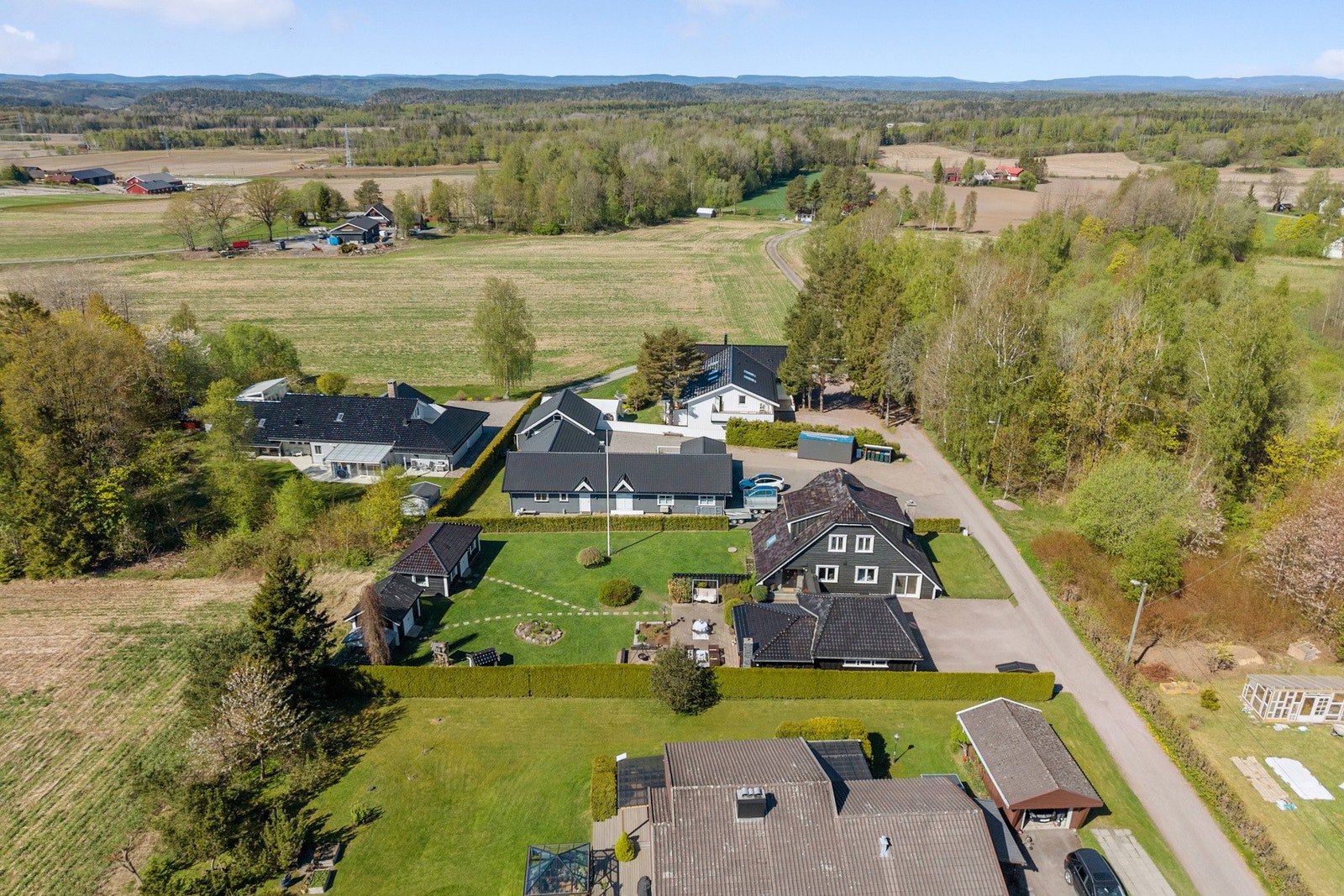 Hortensveien 242 ligger i et etablert og attraktivt boligområde i Tønsberg kommune, med kort vei til både natur, servicetilbud og gode kommunikasjoner. Galleribilde