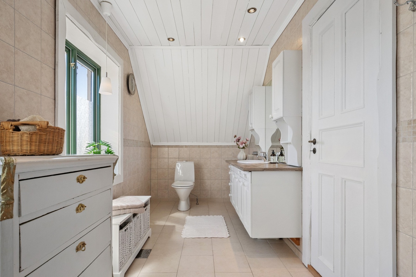 Badet fremstår som funksjonelt med god plass og naturlig tilknytning til soverommene i etasjen. Galleribilde