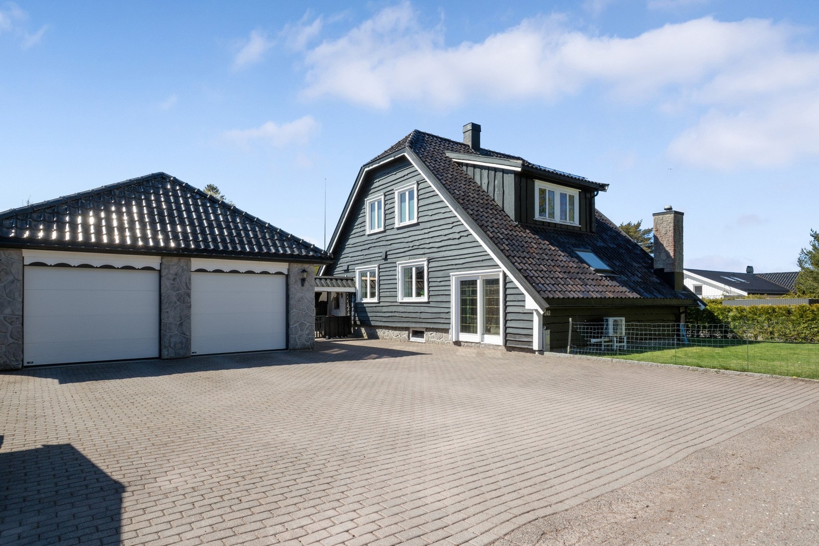 Eiendommen har en romslig dobbelgarasje med gode parkerings- og lagringsmuligheter. Galleribilde