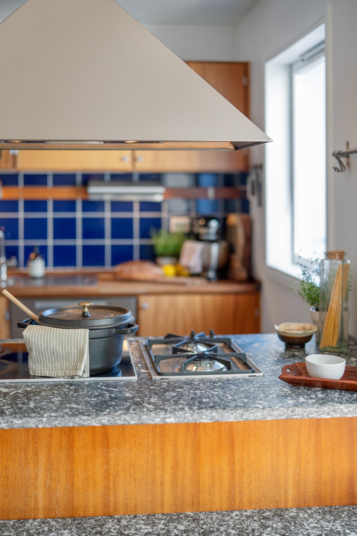 Her er det benkeplate i granitt. Innfelt elektrisk platetopp og mulighet for gass (ikke tilkoblet). Galleribilde