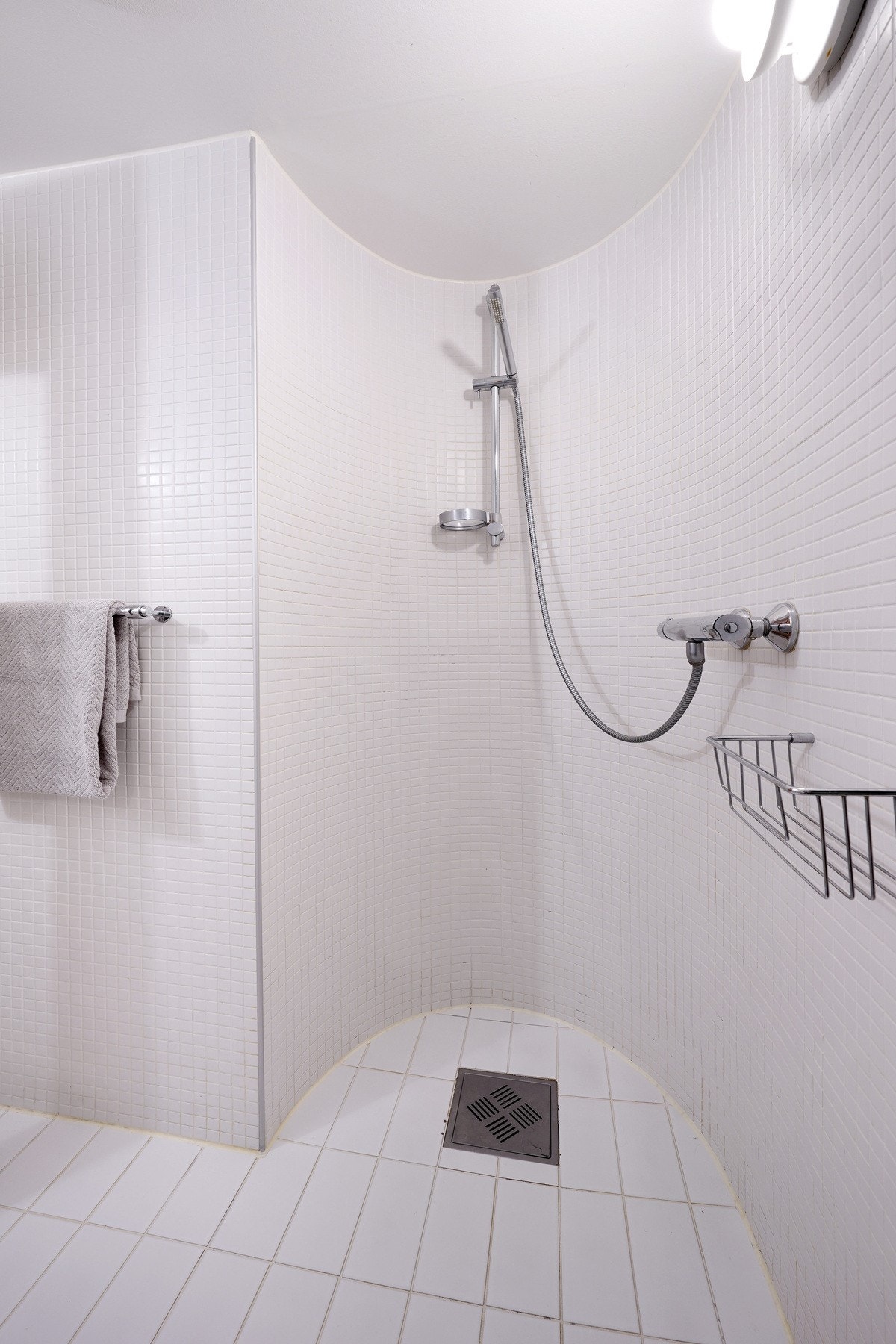 Egen dusj på badet. Ingenting slår følelsen av en forfriskende, kald dusj rett etter badstuen. Galleribilde