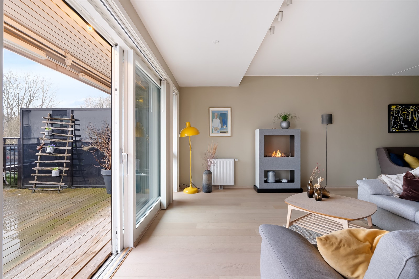 Skyvedørene kan åpnes helt opp og gir med det en følelse av en ekstra stue på sommeren. Galleribilde