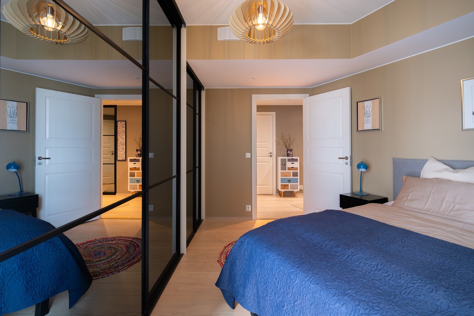 Her er det i tillegg en stor skyvedørsgarderobe med speilfronter. Galleribilde