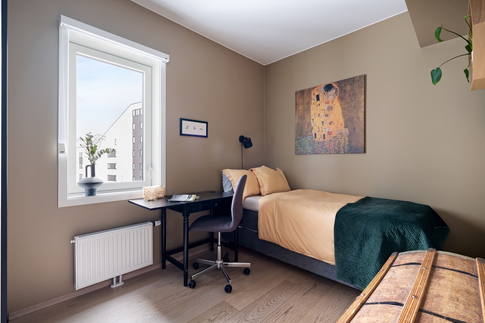 På det andre soverommet er det også fin plass til seng, nattbord, skrivebord og garderobeløsning. Galleribilde