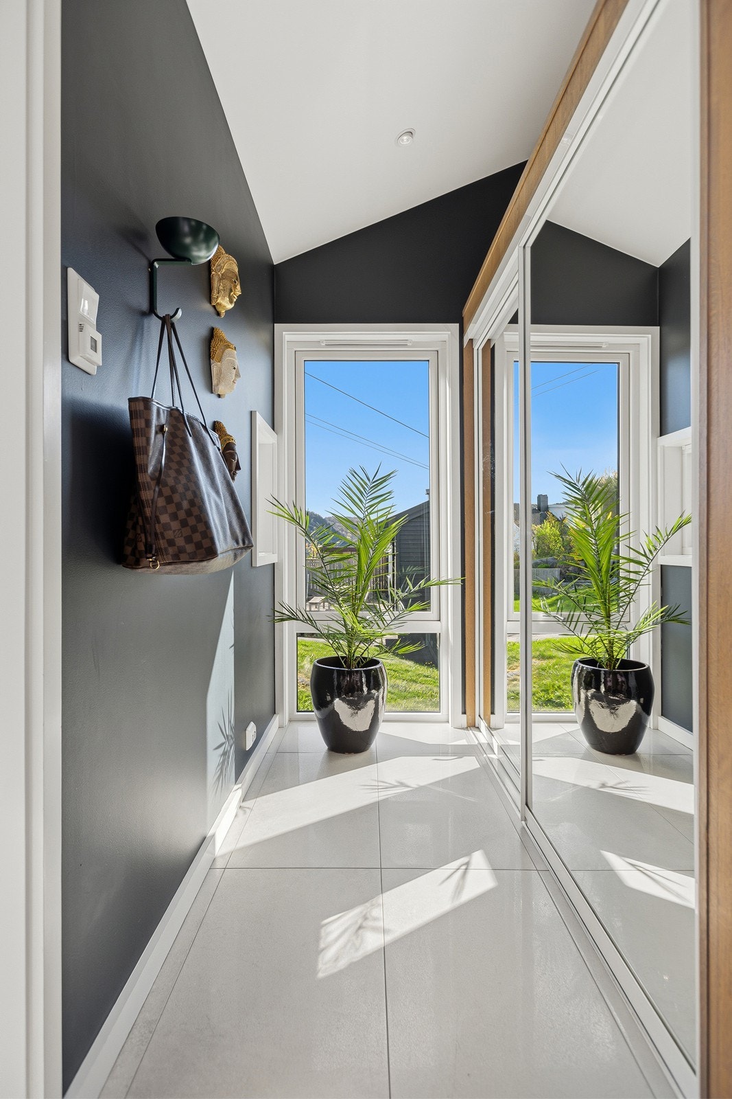 Mye garderobeplass Galleribilde