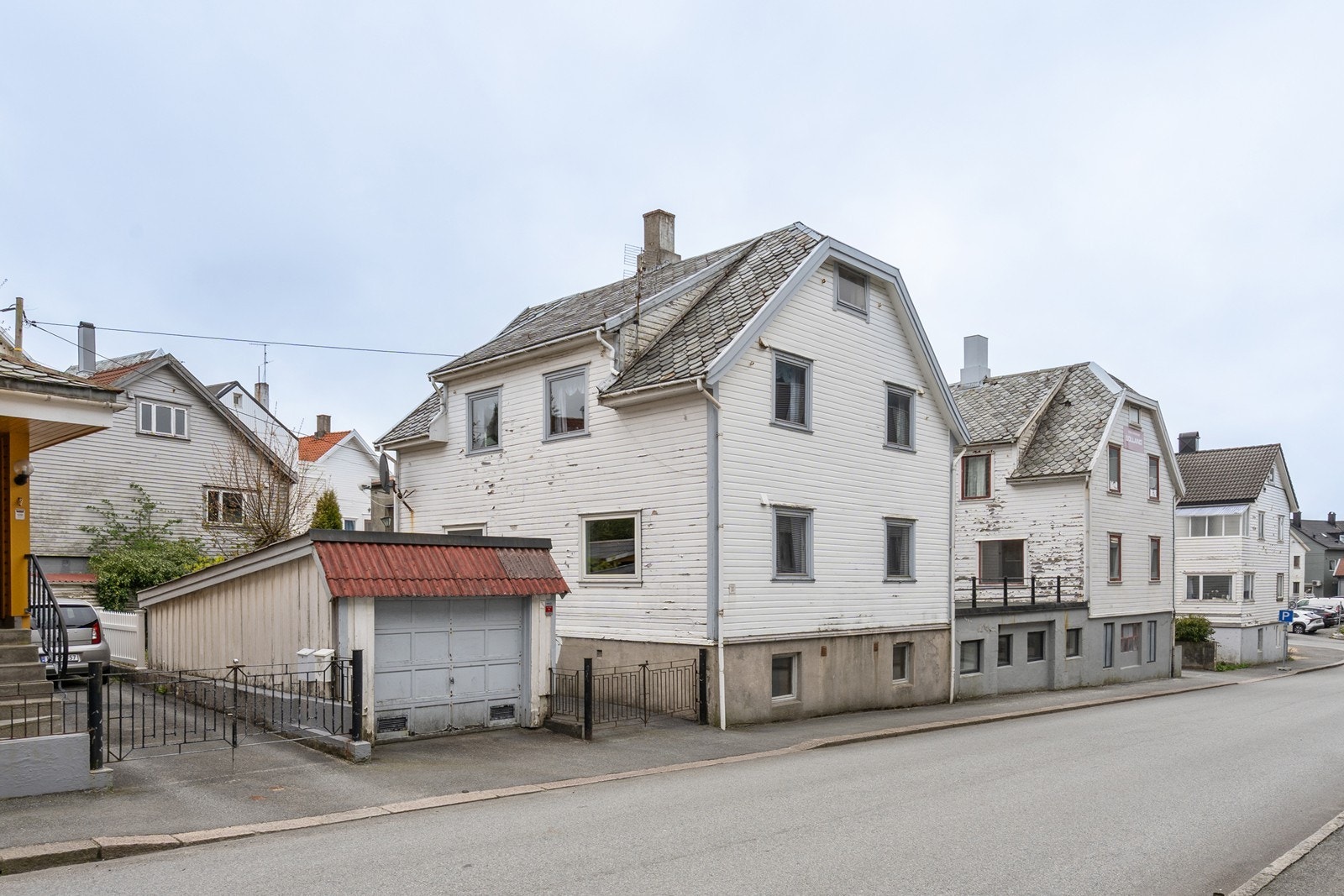 Enkel adkomst til garasje. Forøvrig er det gateparkering etter gjeldende bestemmelser. Galleribilde