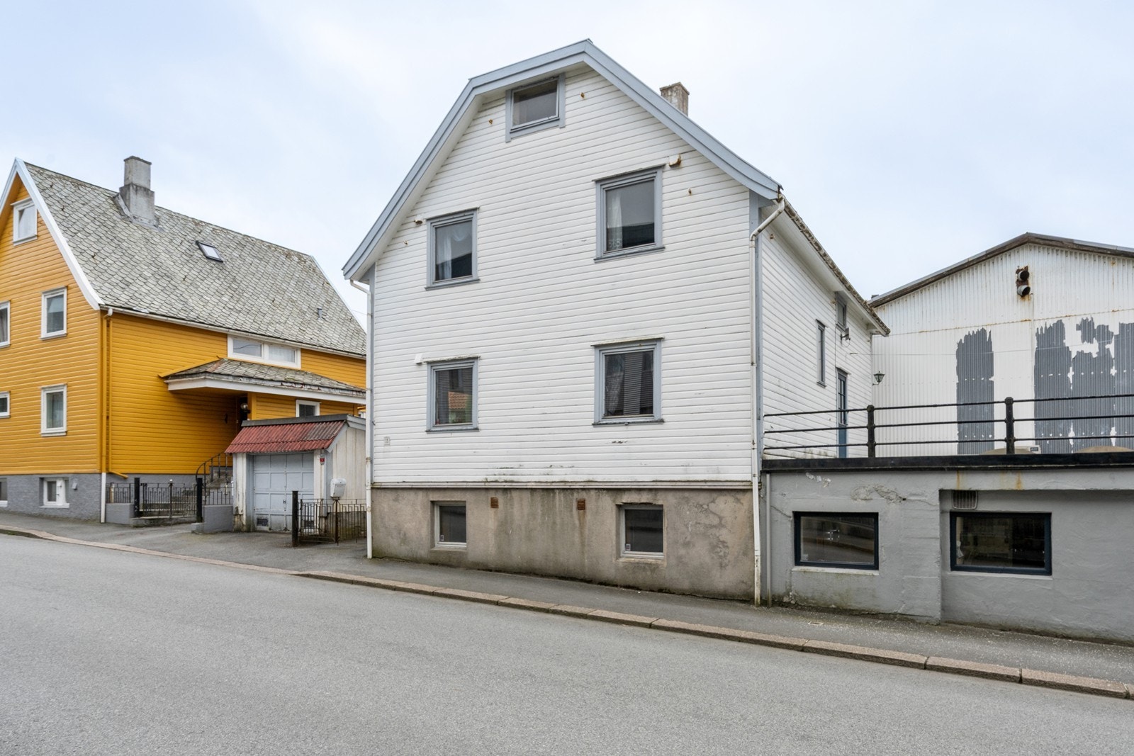 Boligen har et godt utgangspunkt og byr på spennende muligheter for modernisering og tilpasning etter egne ønsker og behov. Galleribilde
