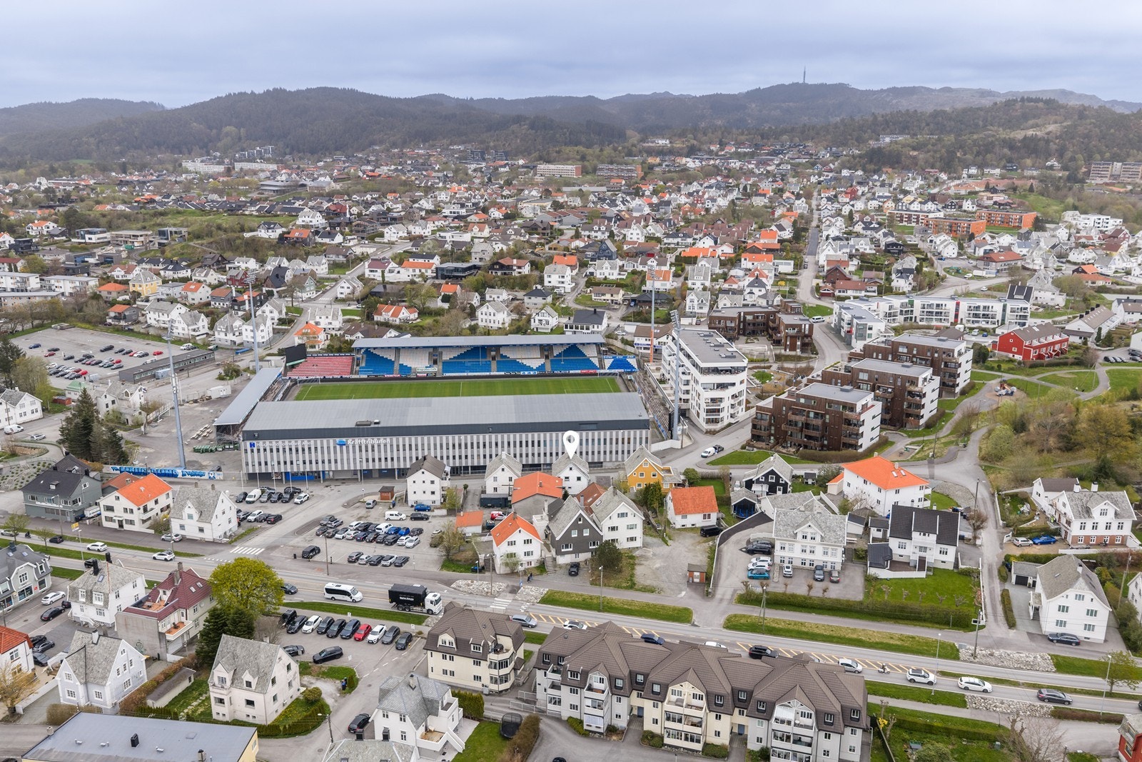 Eiendommen har en fin beliggenhet, like ved Haugesund Stadion og i kort avstand fra alle hverdagsfasiliteter i Haugesund Sentrum. Galleribilde
