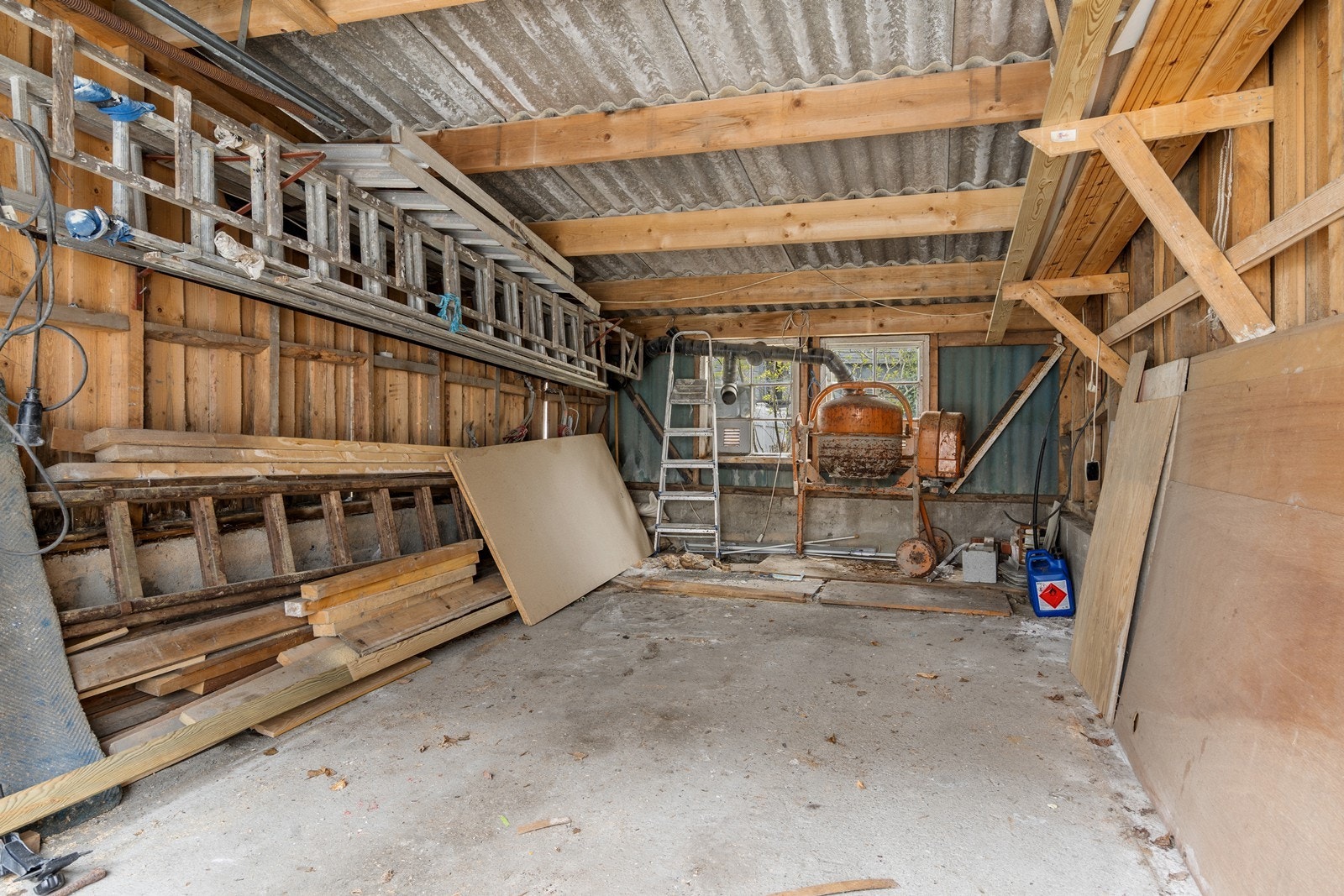 Garasje med god plass til lagring. Galleribilde