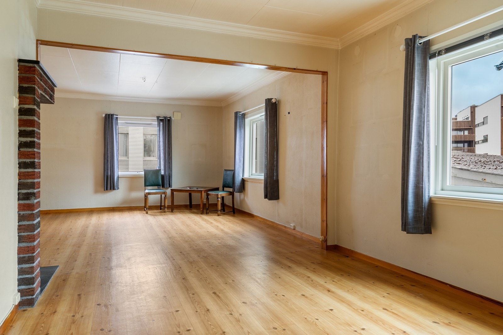 Romslig stue med plass fleksible møbleringsmuligheter. Galleribilde